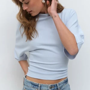 Topp med knut - Helt ny med prislapp, nypris 299kr