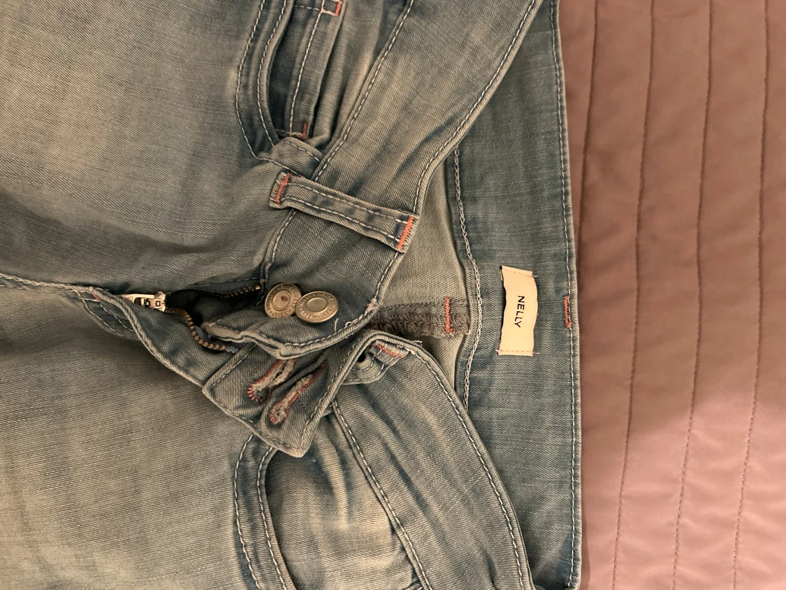 Ljusblå jeans från Nelly med rosa detalj - 2