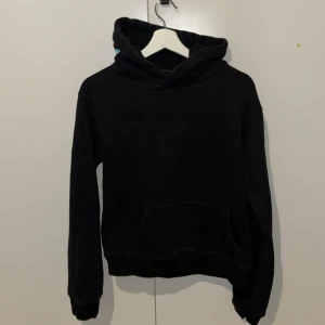 Syna world hoodie - Säljer min syna world tröja gjort av artisten central free. Storlek s. Använts nästan 3-4 månader. För mer pris dm