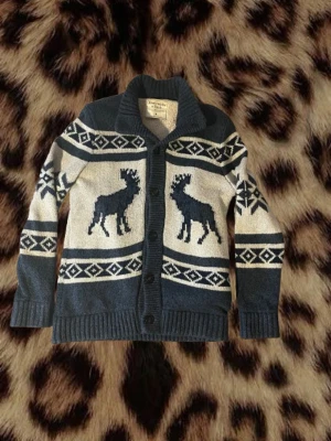 Vintage abercrombie & fitch cardigan - Vintage cardigan från abercrombie. Denna är sjukt najs nu till vintern och varm. Storlek M/L. Längd 73. Bredd 49.