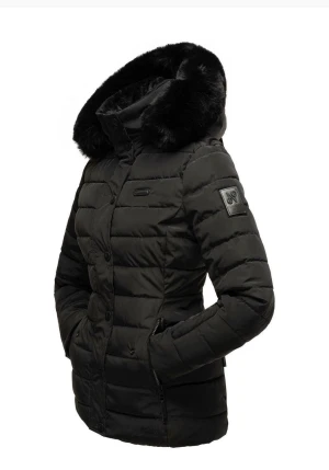 Svart pufferjacka från Navahoo - Svart pufferjacka från Navahoo med mysig fuskpäls i huvan och quiltat innerfoder. Jackan har dragkedja och knappar framtill, två fickor med dragkedja och ribbade muddar vid ärmslut. Perfekt för kalla dagar med sin varma och vadderade design. Använd den en gång den är helt perfekt till vintern. 