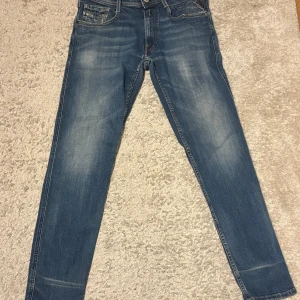 Replay jeans  - Replay jeans som tyvärr inte kommer till användning längre! Väldigt snygga annars, anabass modell finns ett hål som är lagat vid skrevet därav priset 