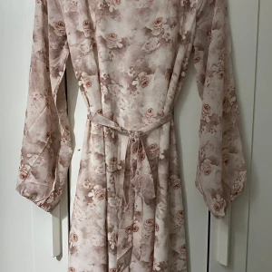 Klänning - Klänningen är helt nytt och som ni ser är den jättefin och är lite blandat färg. Längden till klänningen är 142cm och bredden (från ena axeln till den andra) är 39cm. Meddela mig gärna för mer info!💕