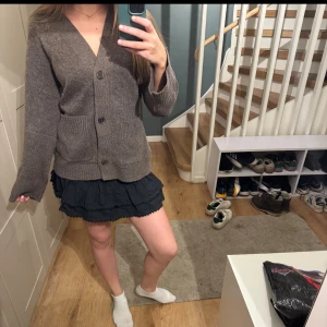 Brun kofta med knappar - Supersöt brun stickad tröja från Lager 157. Helt nytt skick, aldrig använt. Säljer pga för stor.