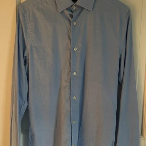 Ljusblå Riley skjorta  - Säljer en snygg skjorta från märket Riley i mycket bra skick. Skjortan är i storlek S och kan vara din för endast 199!