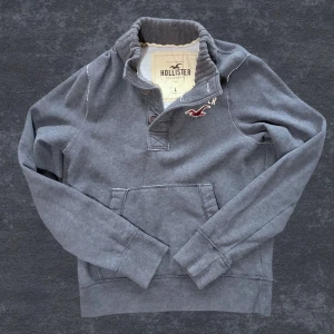 Grå kofta Hollister - Säljer denna tvärsnygga kofta från Hollister med hoodie liknande design🙌. Storlek L men skulle säga mer som M. Tveka inte att höra av dig. Pris kan diskuteras vid snabb affär👋