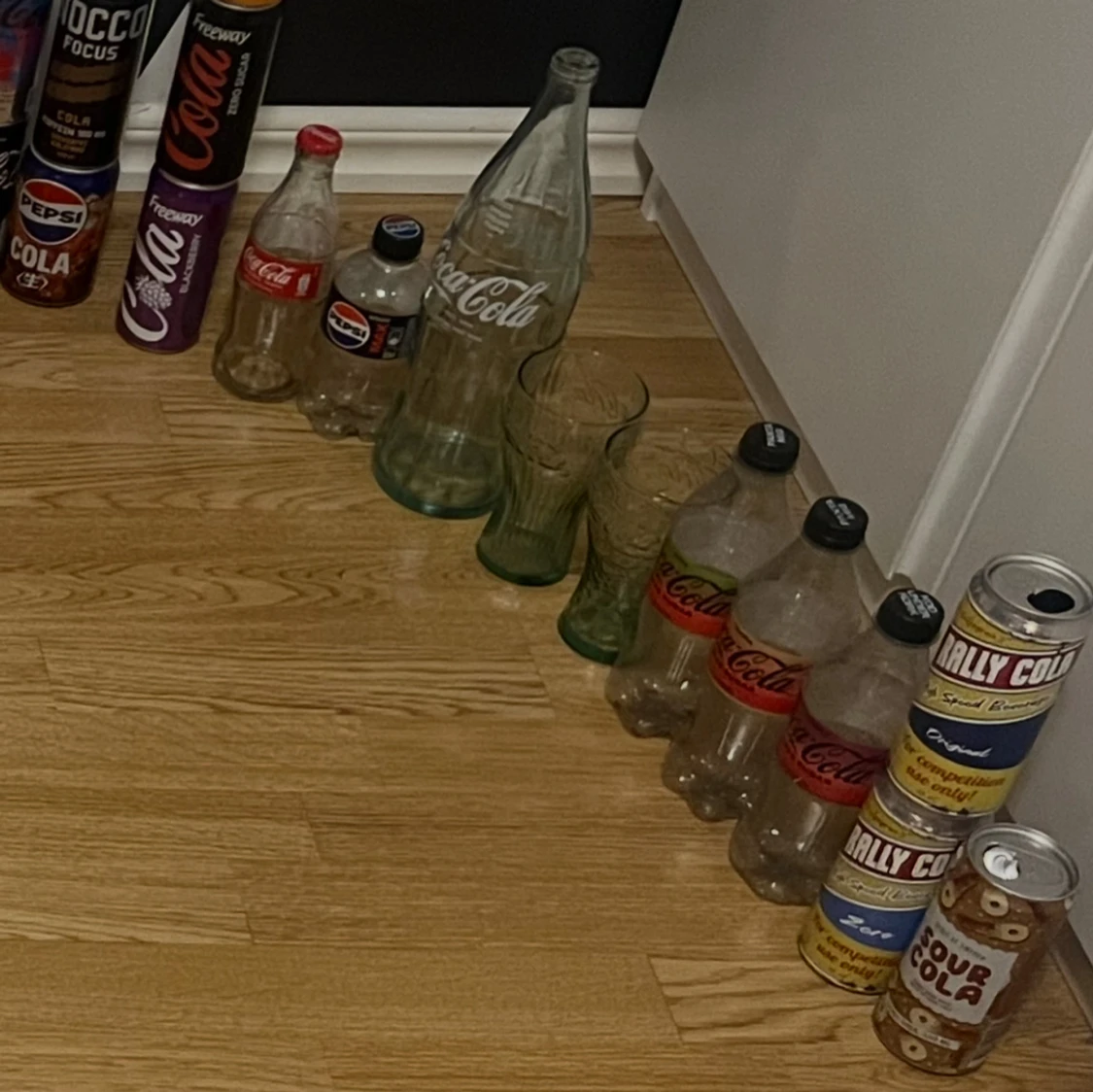 Samling av tomma läskburkar och flaskor - 3