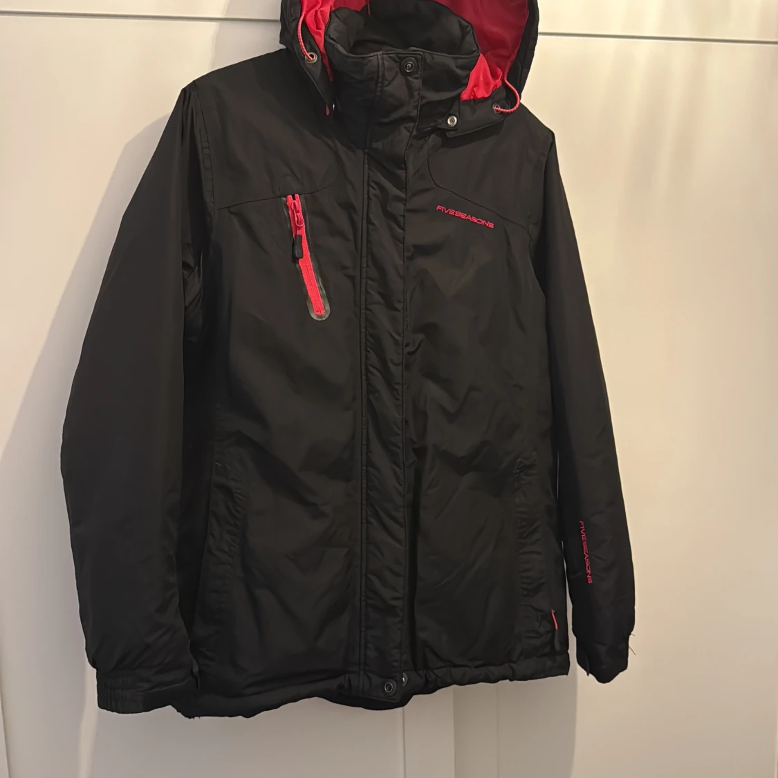 Svart och röd pufferjacka från Five Seasons - 4