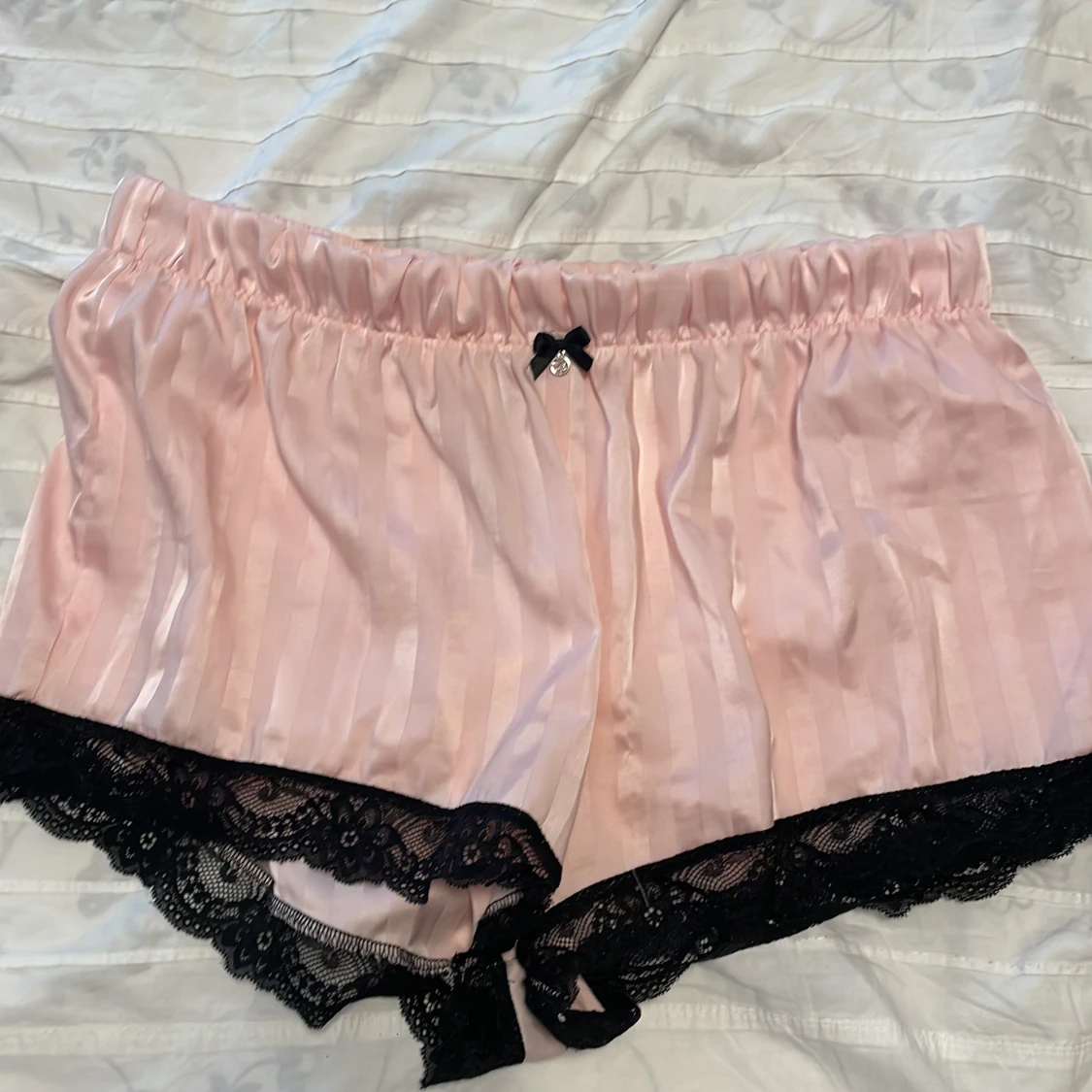 Rosa silk pyjamas set med svart spets - 3