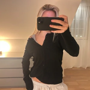 svart kofta - snygg svart kofta med långa ärmar och knappar hela vägen framtill. storlek L men sitter som en S💓💓