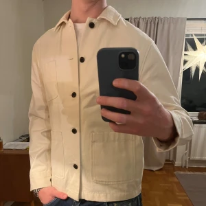 These Glory Days beige Overshirt  - Säljer denna sjukt snygga Overshirten från These Glory Days⭐️ Färgen är beige och storleken är M✅ Den har inga defekter och skicket är utomordentligt🙌🤝 Sjukt najs passform och passar perfekt till hösten🍁🙌 Tveka inte på att höra av er dig vid minsta fråga eller fundering😊