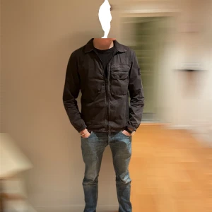 Stone island overshirt - En snygg stone island overshirt i storlek M men passar även S, den är perfekt nu inför sen höst och även lite varmare vinterdagar, 
