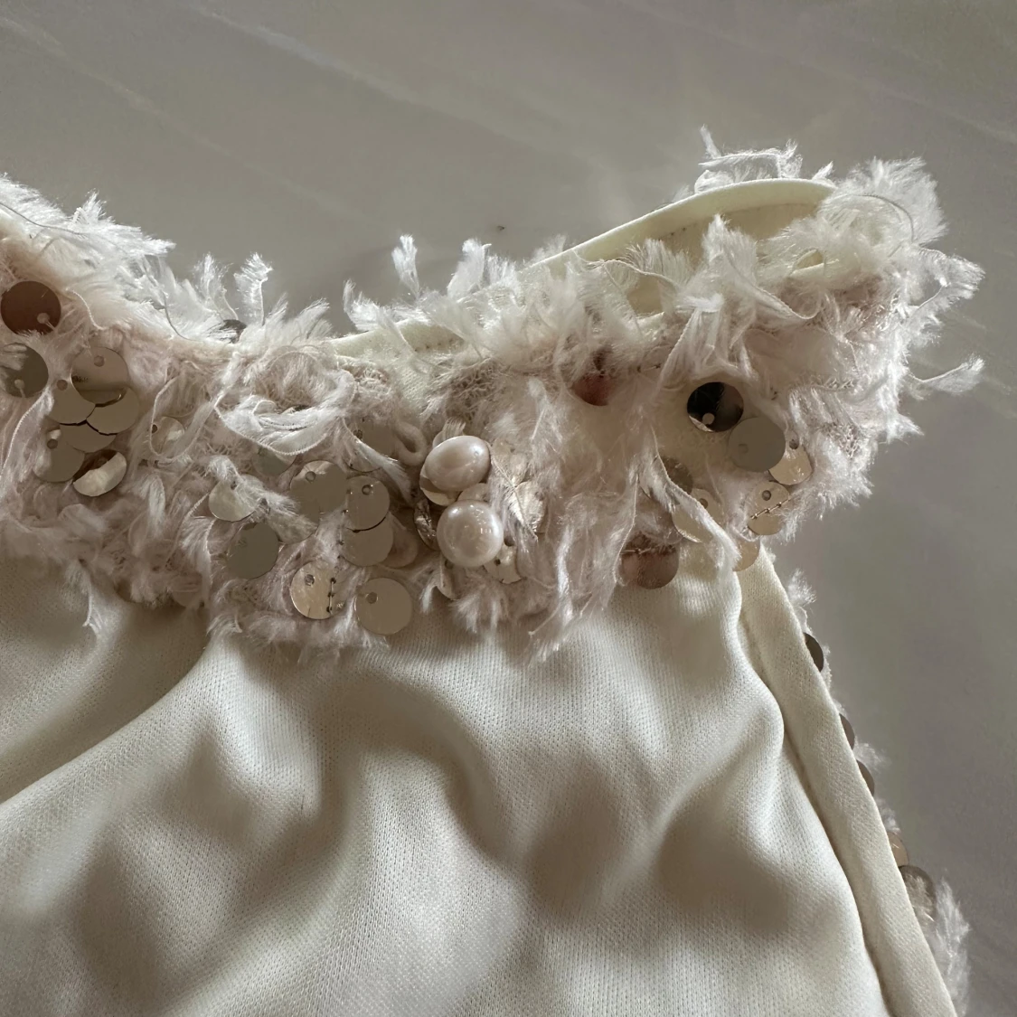 Champagnefärgad paljettklänning - 4