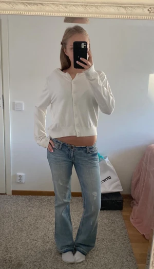 Vit kofta  - Säljer en fin, lite kort kofta som knappt är använd, ifrån H&M. Skriv om du är intresserad!💞