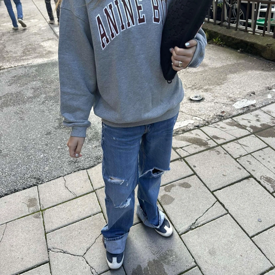 Blåa jeans med slitningar - 2