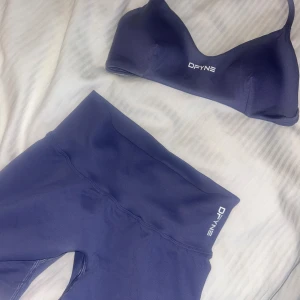 Tränings set från DFYNE (helt nytt)  - Supersnygga set från DFYNE med sportig topp och matchande shorts. Båda delarna har loggan tryckt i vitt framtill. Materialet är mjukt och stretchigt syntet. Impact modellen. Jag säljer pga beställde dubbletter och det är aldrig använt. Passar både xs och s
