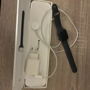 Apple Watch  - En vädligt stiligt svart Apple Watch som fungerar allsidigt som exempelvis en träningsklocka. Apple Watchen kopplas ihop med IPhone mobil och därifrån så sparas allt från mobilen på klockan och den kan användas som en ”minimobil”.                Pris kan diskuteras!