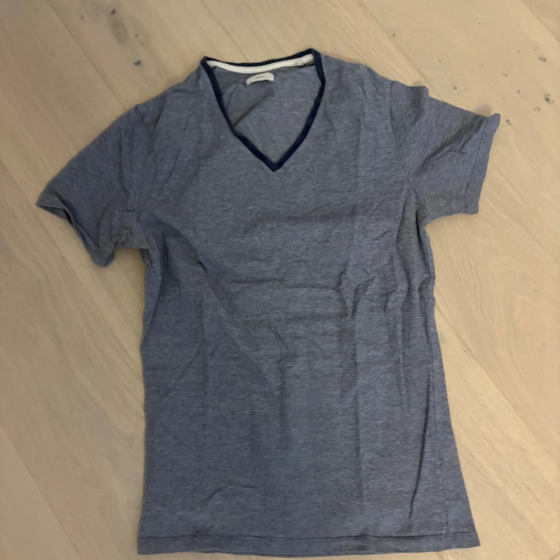 Blå v-ringad t-shirt från Bläck