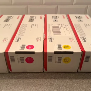 Canon 069H High Capacity Toner Cartridge - Flera oöppnade Canon 069H originaltonerkassetter i olika färger (1x cyan, 1x magenta, 1x gul, 2x black). Passar bl.a LBP673C, MF752C, MF754C-serien. Perfekt för dig som vill ha hög kapacitet och pålitlig utskriftskvalitet. Kartongerna är i mycket gott skick.  Pris: 5000 kr för alla eller 1000 kr/styck. Nypris ca 1500-2000 kr/styck.. 