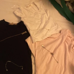 MYSTERY BAGS -  MEDELA INNAN MAN KÖPER!!! REGLER: om man inte blir nöjd med det man får så får man ett extra köp på mitt account med en summa av 75 kr  VARNING: men om man inte meddelar inom 48 Tim så får man inte handlings summan. I varje mysterybag så kommer det finnas 2 tröjor och gällande smycken får man välja guld eller silver och man får 1 smycke