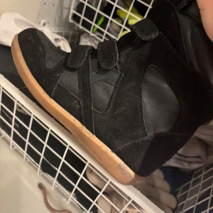 Liknande Isabel marant - Säljer mina liknande Isabel marant skor i fint skick. Använda fåtal gånger, storlek 39🥰