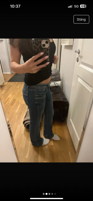 Blå ltb bootcut jeans låg midja - Säljer ett par skit snygga blå bootcut jeans från Ltb med låg midja. Jätte skönt material och säljer pågrund av ingen användning av de. Storlek 25/30