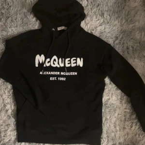 mcqueen hoodie - säljer en sjyst och unik mcqueen hoodie i storlek S, svår att hitta och väldigt unik och efter frågat. skriv vid minsta fråga!
