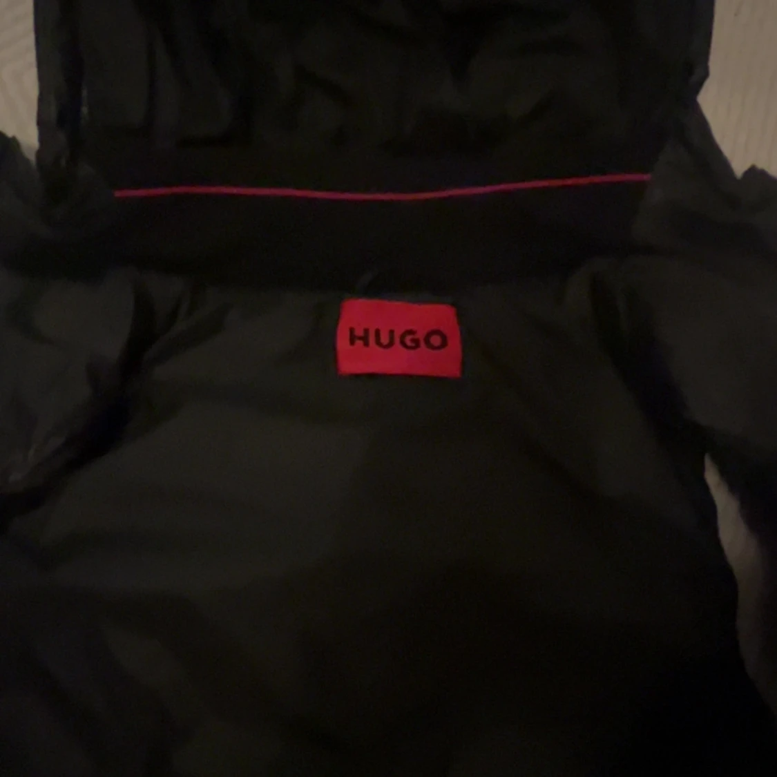 Svart dunväst från Hugo med huva - 1