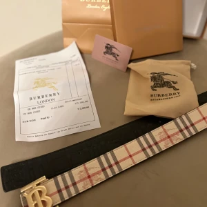 Burberry bälte – svart & beige - 125 Cm Snyggt bälte som är svart på ena sidan och beige på andra. Oanvänt och i fint skick. Perfekt accessoar som passar till det mesta. Fraktas samma dag.  Kan diskuteras vid snabb affär 💯 
