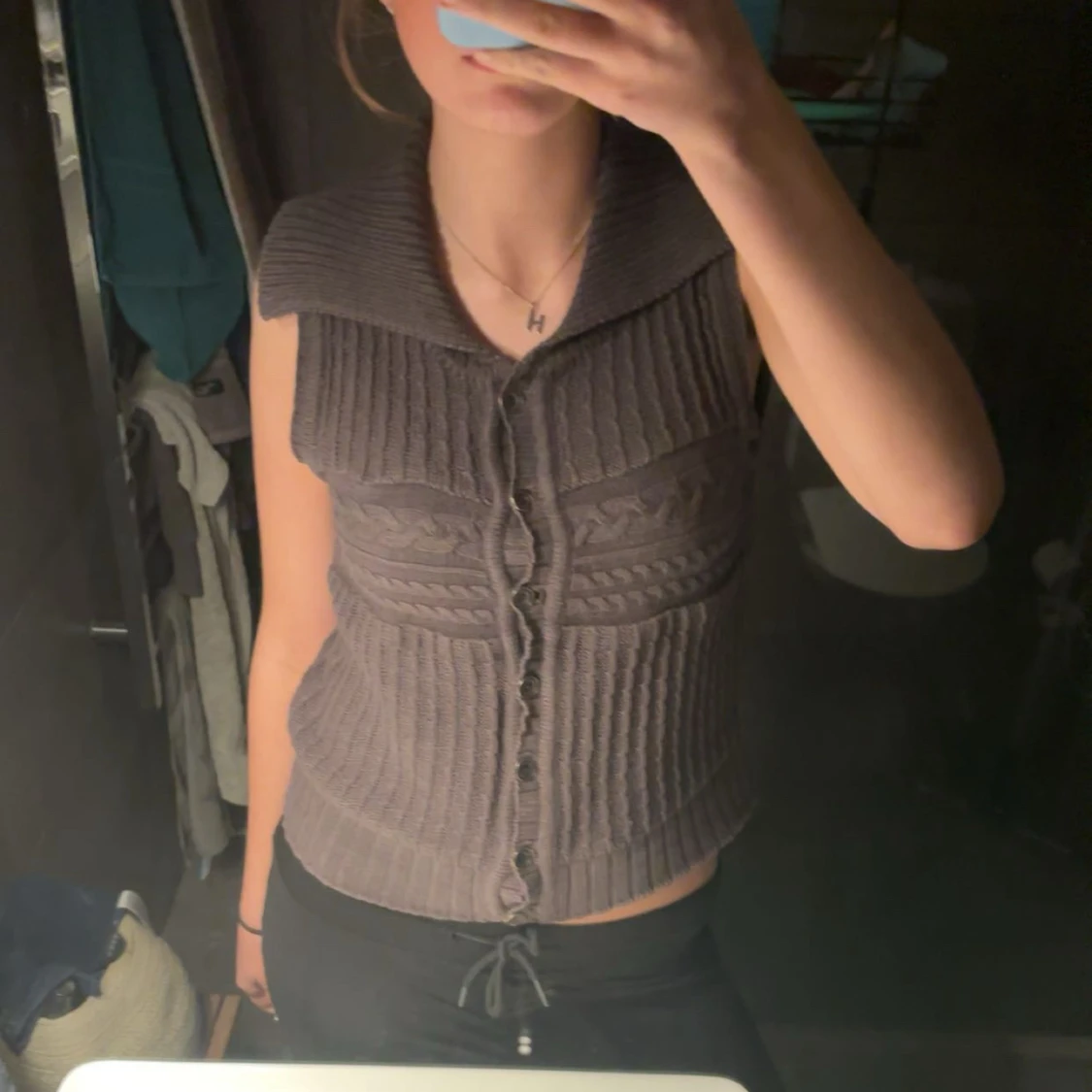 Grå/brun stickad väst med krage