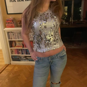 Glittrig silver paljettopp - SKITSNYGG glittrig paljett festtopp🌟🌟 bara använd en gång, perfekt till nyår🥂🥂