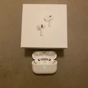 AirPods Pro 2 - Apple AirPods Pro i mycket fint skick, komplett med originalförpackning, laddningsetui, laddkabel och extra öronproppar. Säljer dom med max 3 timmars förbrukning eftersom jag inte använder AirPods nypris ligger runt 2500 och dessa är iprincip nya skriv om funderingar eller prisförslag 