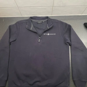 Mörkblå Sail Racing half zip tröja - Snygg marinblå tröja från Sail Racing med halv dragkedja. Tröjan är i bra skick och riktigt bekväm. Tveka inte på att höra av er vid frågor😊