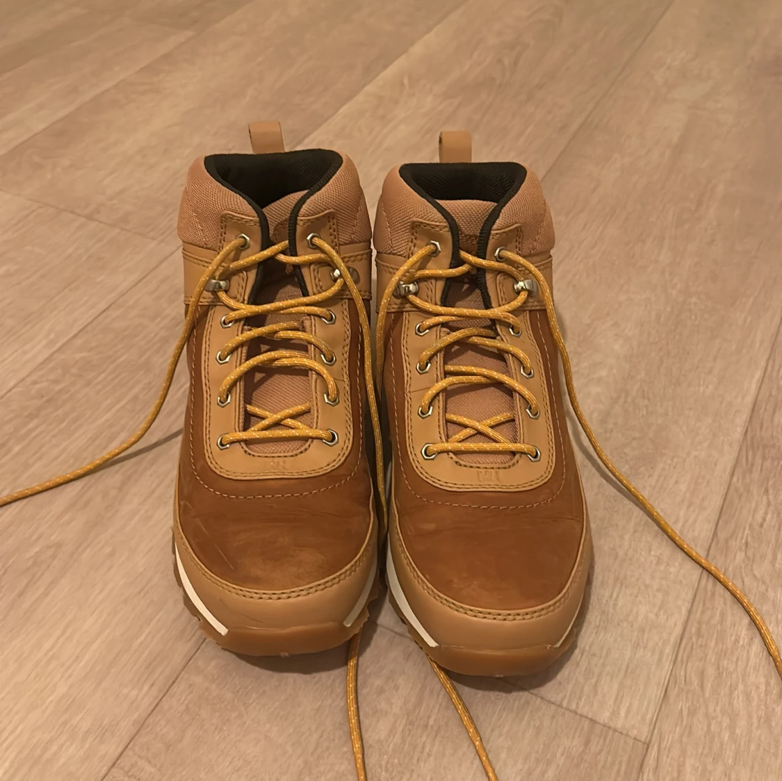 Bruna kängor från Helly Hansen