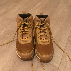 Bruna kängor från Helly Hansen - Snygga bruna kängor från helly hansen dom är knappt använda och det är ingen fel på don dom har storlek 41