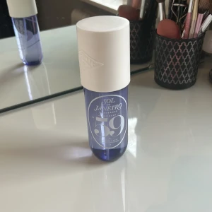 Sol de Janeiro Cheirosa 59 Mist - Fräsch och trendig body mist från Sol de Janeiro, Cheirosa 59. Perfekt för dig som vill ha en lätt och modern doft att spraya på när som helst. Snygg flaska som passar i väskan och på sminkbordet. Den är även NÄSTAN helt full, asså Max sprutat 5 gånger!! Inget fel på den, bara att den inte kommer till användning!