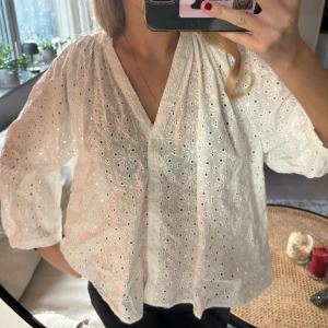 Vit blus hm - Jättesöt blus från hm med broderier. Aldrig använd så nyskick, den är i stl XL men flexibel med storlek (jag har oftast S/M). Pris kan diskuteras