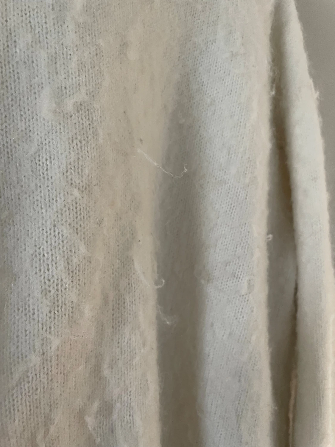 Vit fluffig stickad tröja - 2