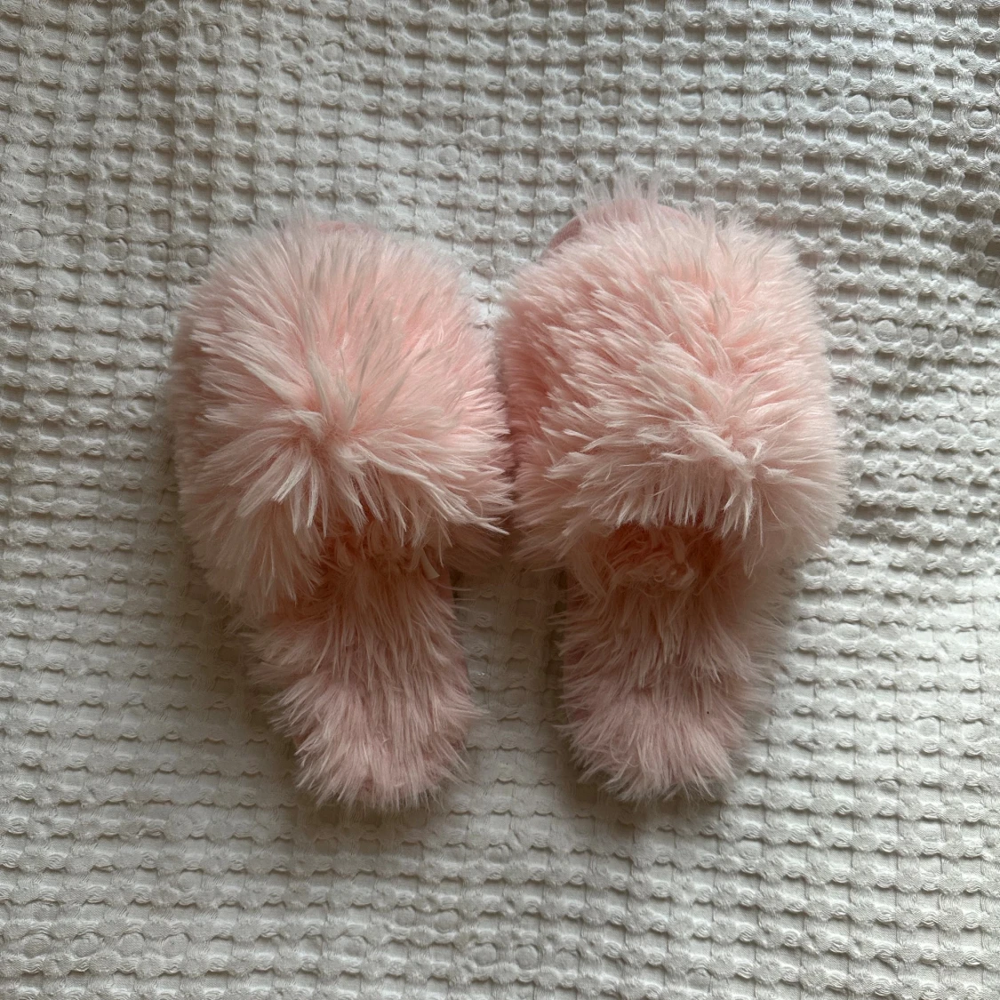 Fluffiga rosa tofflor