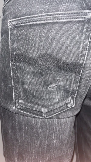 Nudie jeans  - Nudie jeans - Lean Dean - Storlek: W30/L32 - Mycket fint skick, litet hål vid bakfickan (se bild) - Nypris: 1699kr - Vårt pris: 299kr - hör av dig vid funderingar💫