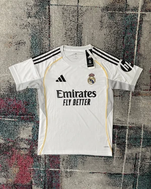Real Madrid 25/26 Tröja - Säljer denna riktigt snygga tröjan för ett riktigt bra pris! Skriv till om ni är intresserade eller har några funderingar kring tröjan
