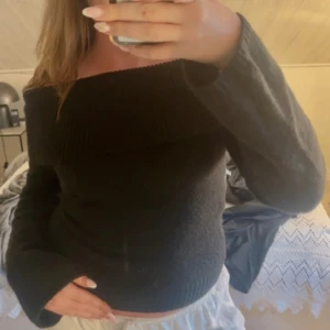 Svart offshoulder stickad tröja Shein - Svart stickad tröja från Shein i storlek M med bred ribbad kant runt axlarna. Snygg offshoulder-modell och långa ärmar. Materialet är mjukt och skönt, samt att den  knappt är använd 