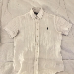 Polo Ralph Lauren vit linneskjorta XS - Vit linneskjorta från Polo Ralph Lauren. Storlek XS. Nypris: 1800kr. Toppenskick. Hör av dig vid fler frågor!