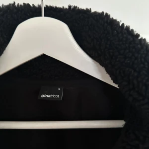 Beige och svart teddyjacka Gina Tricot - Säljer en beige och svart teddyjacka från Gina Tricot i storlek S. Jackan har dragkedja framtill, två sidofickor med svarta detaljer och en svart bröstficka med dragkedja. Mjuk och fluffig känsla, perfekt för kyliga dagar.