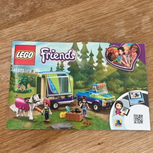 LEGO Friends 41371 Mia's Horse Trailer - Komplett LEGO Friends 41371 set med Mia, häst, bil och hästtransport. Färgglada delar, figurer och tillbehör ingår. Setet är i mycket fint skick, inga synliga defekter det som saknas är ett extra hår till en gubbe och den blå borsten. Perfekt för lek och samlare!
