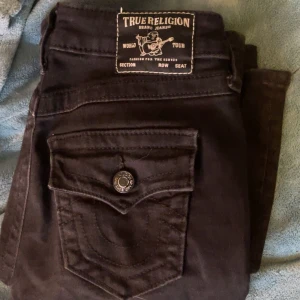 True Religion Becca Bootcut Jeans Svart - Svarta jeans från True Religion, modell Becca med bootcut och midwaist. Använt fåtal gånger. Skriv gärna  när mer bilder!!!!