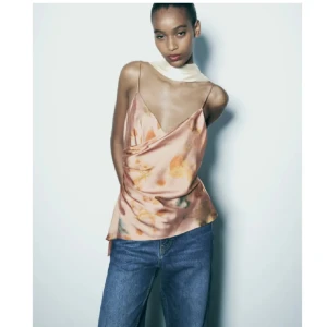 Satin linne - Säljer denna topp från Zara, oanvänd. Kontakta vid frågor eller intresse❣️