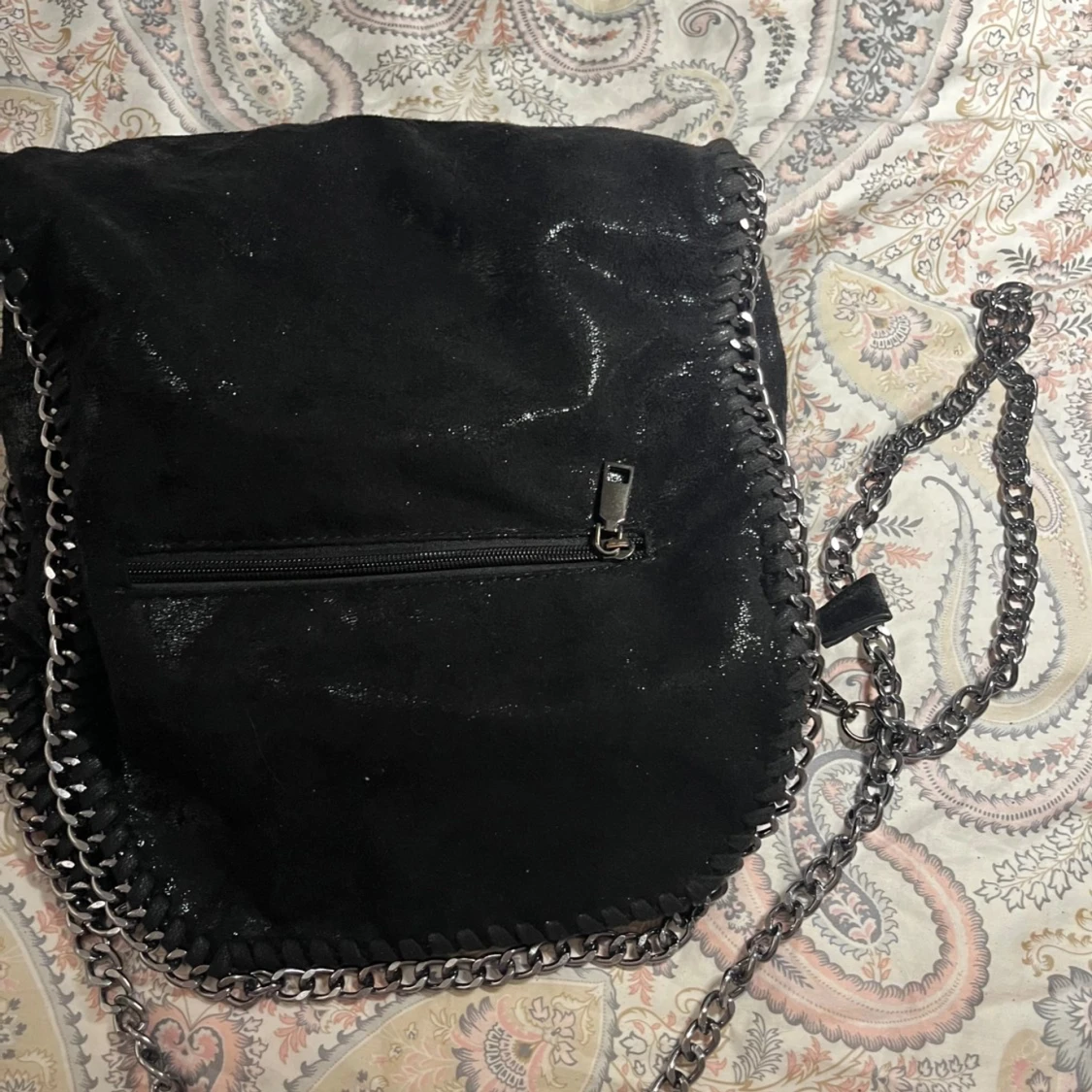 Svart axelväska med kedjedetaljer