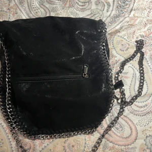 Svart axelväska med kedjedetaljer - Stella McCartney liknande väska