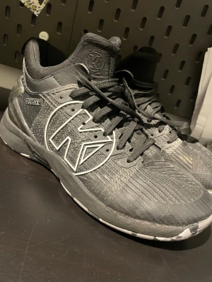 Handbollsskor Svarta Kempa Matrixx str39 - Säljer ett par svarta Kempa Matrixx handboll skor. Skorna kostar cirka 1000 nypris. Skorna syns knappt någon andvändning på eftersom det bara andvänts en sesong och väl tagen hand om. Str 39